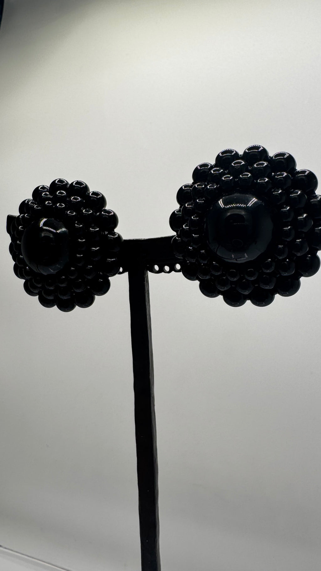 Boucles d’oreilles à clips, résine noire, taille moyenne, léger