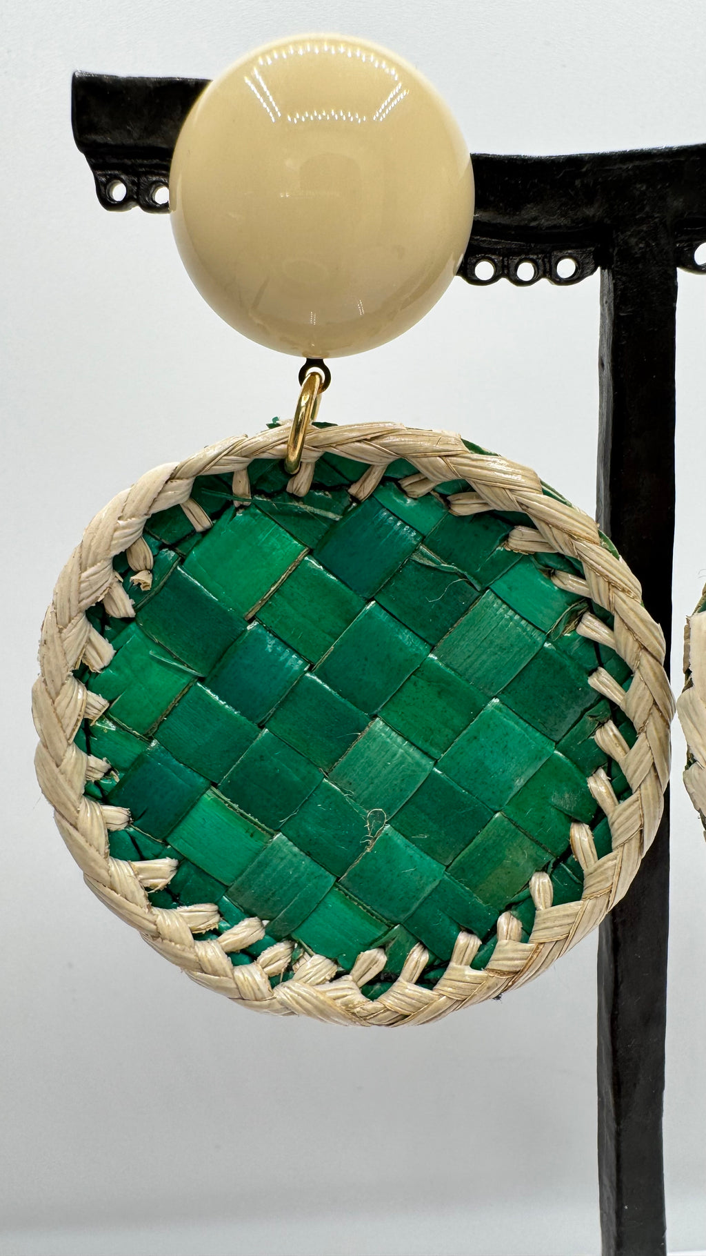 Boucles d’oreilles à clous, raphia, taille moyenne, légère