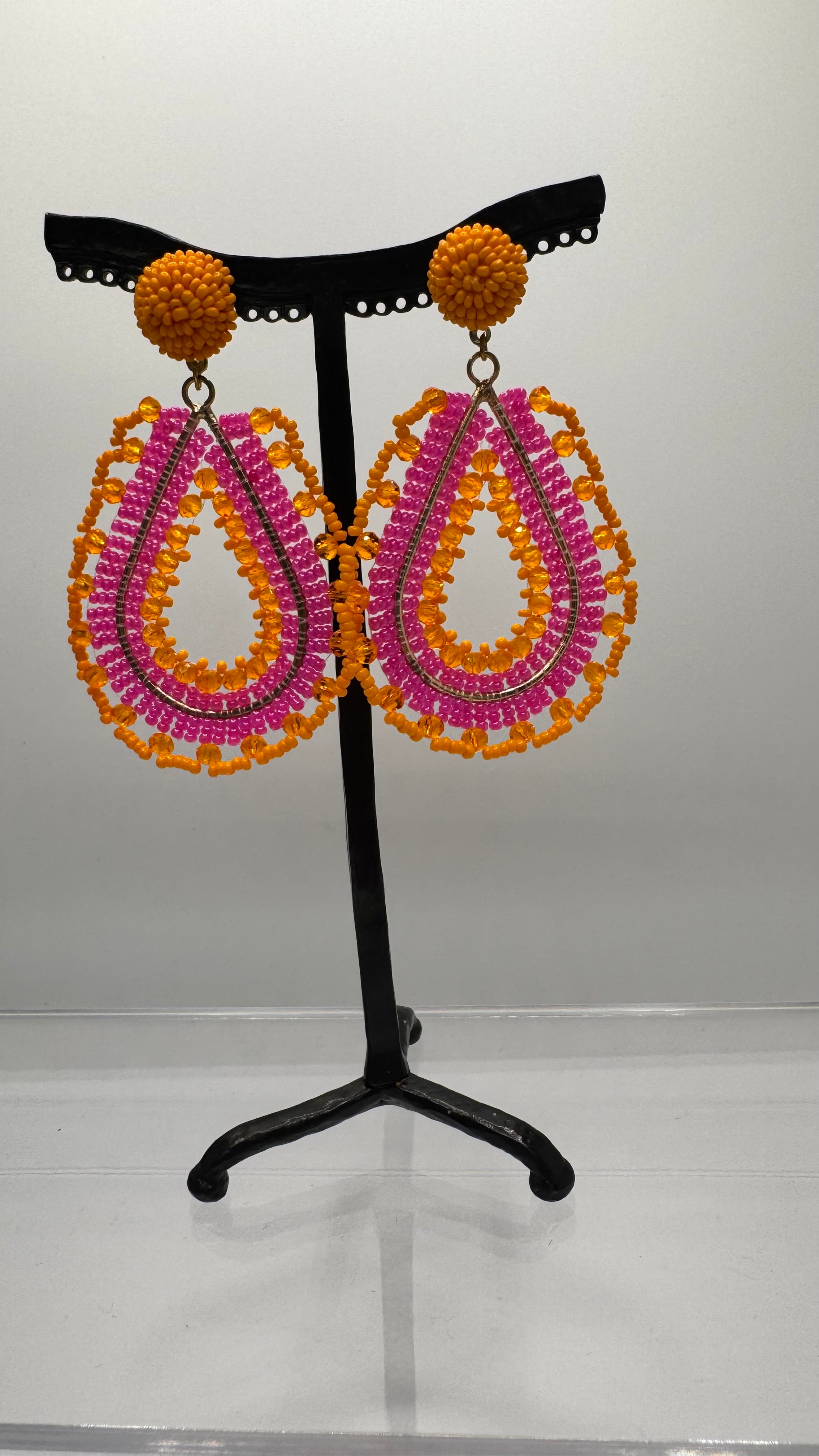 Boucles d’oreilles à clous, perles orange et fushia, taille moyenne
