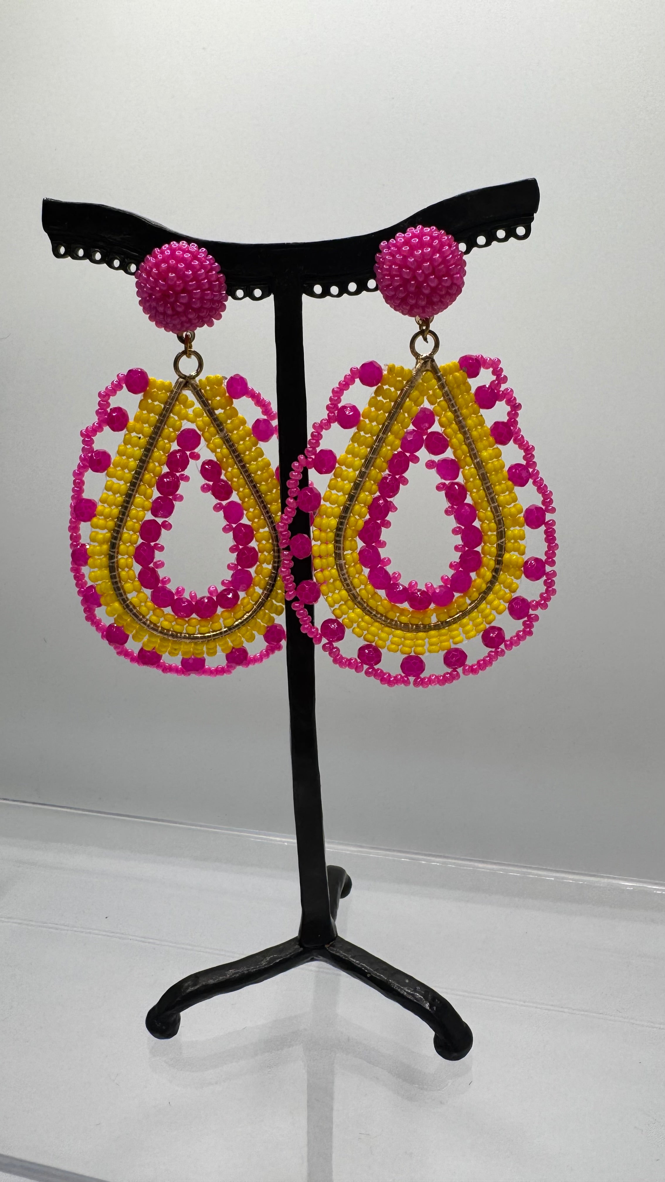 Boucles d’oreilles à clous, en perles fushia et jaune, taille moyenne