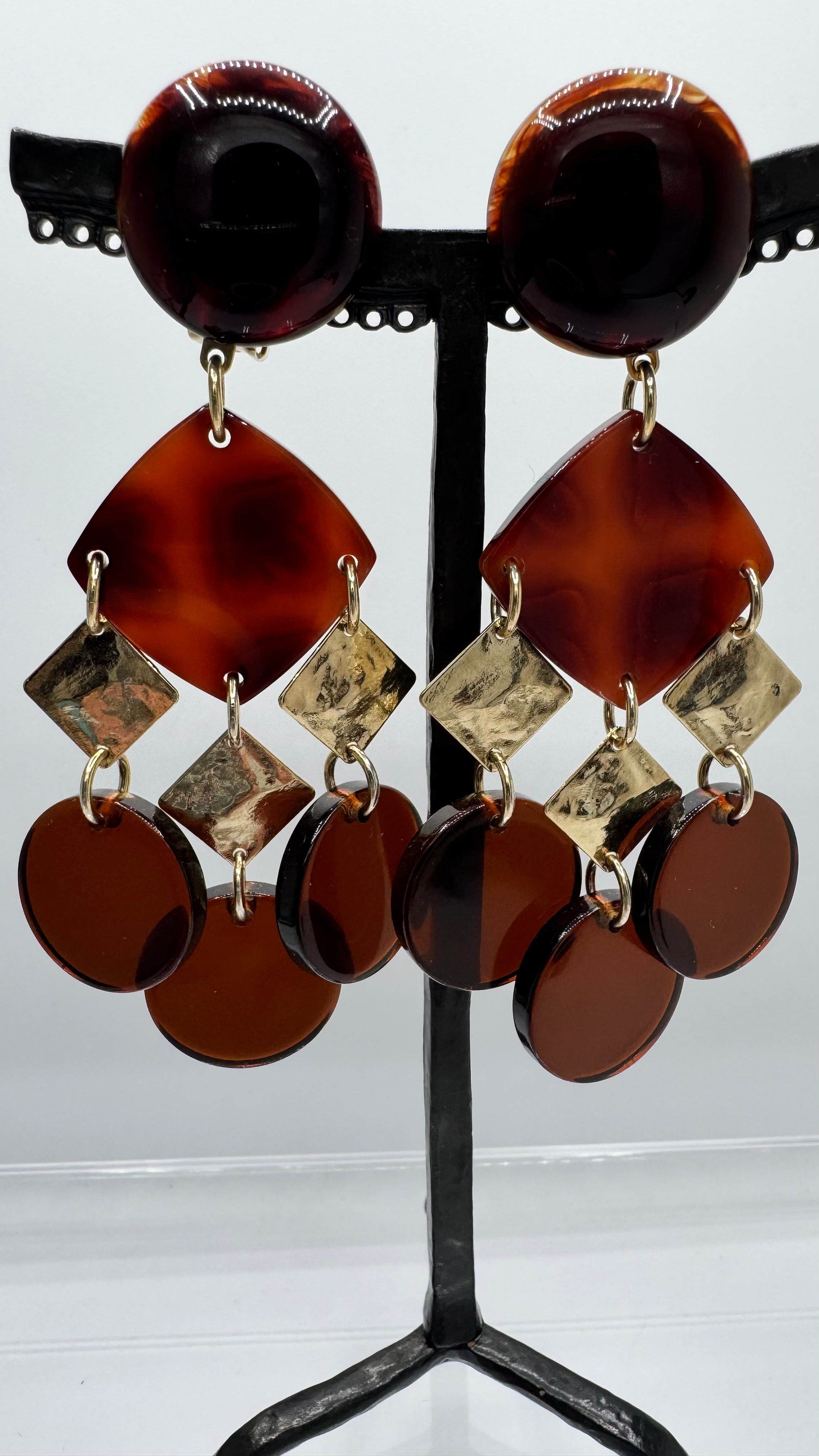 Boucles d’oreilles à clip, pampilles acétate de cellulose ambre et acier rhodié or, modèle taille moyenne et léger