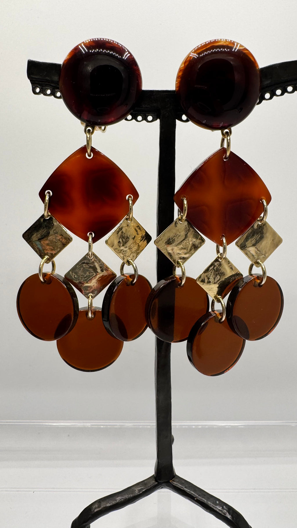 Boucles d’oreilles à clip, pampilles acétate de cellulose ambre et acier rhodié or, modèle taille moyenne et léger