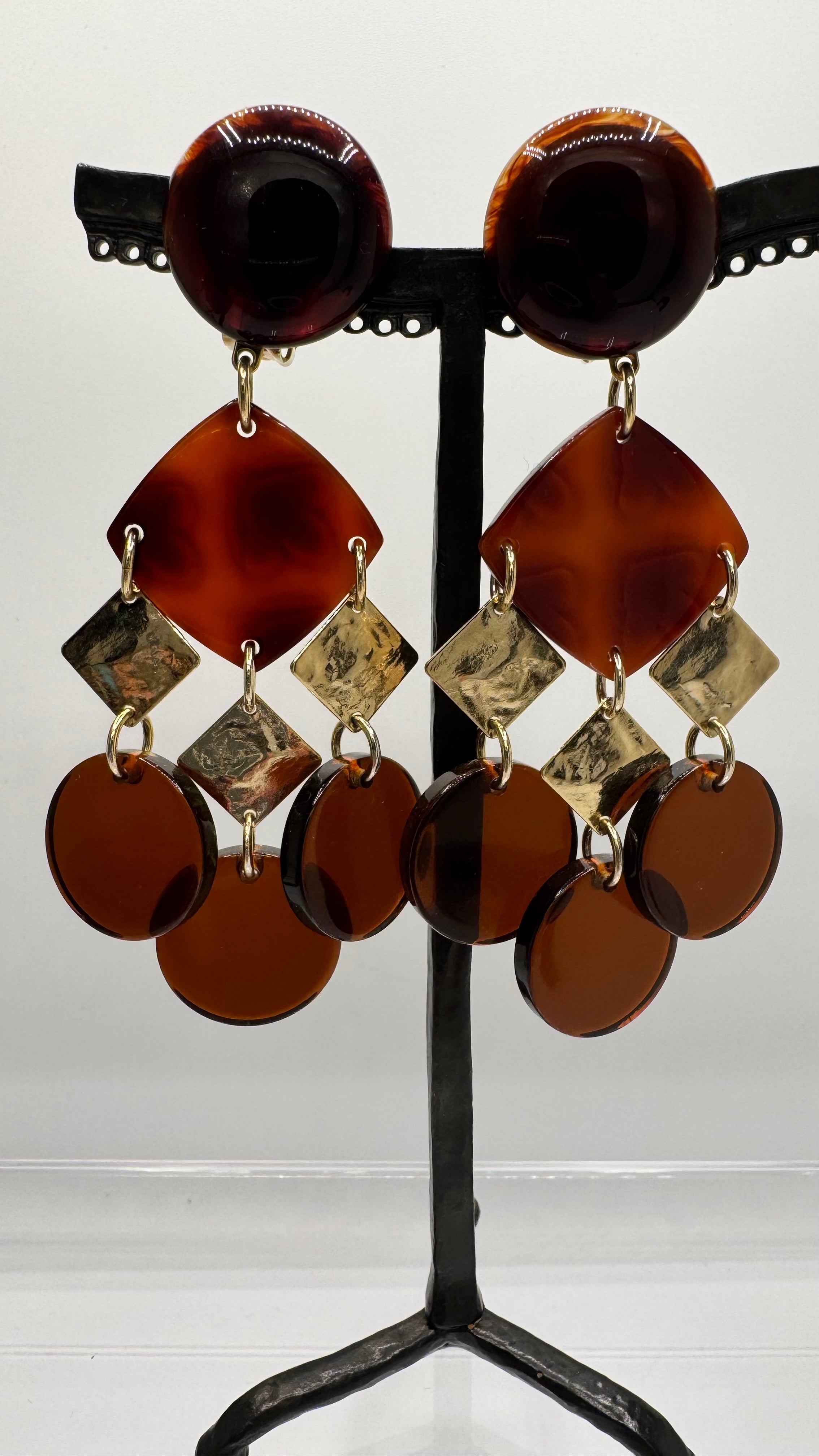 Boucles d’oreilles à clip, pampilles acétate de cellulose ambre et acier rhodié or, modèle taille moyenne et léger