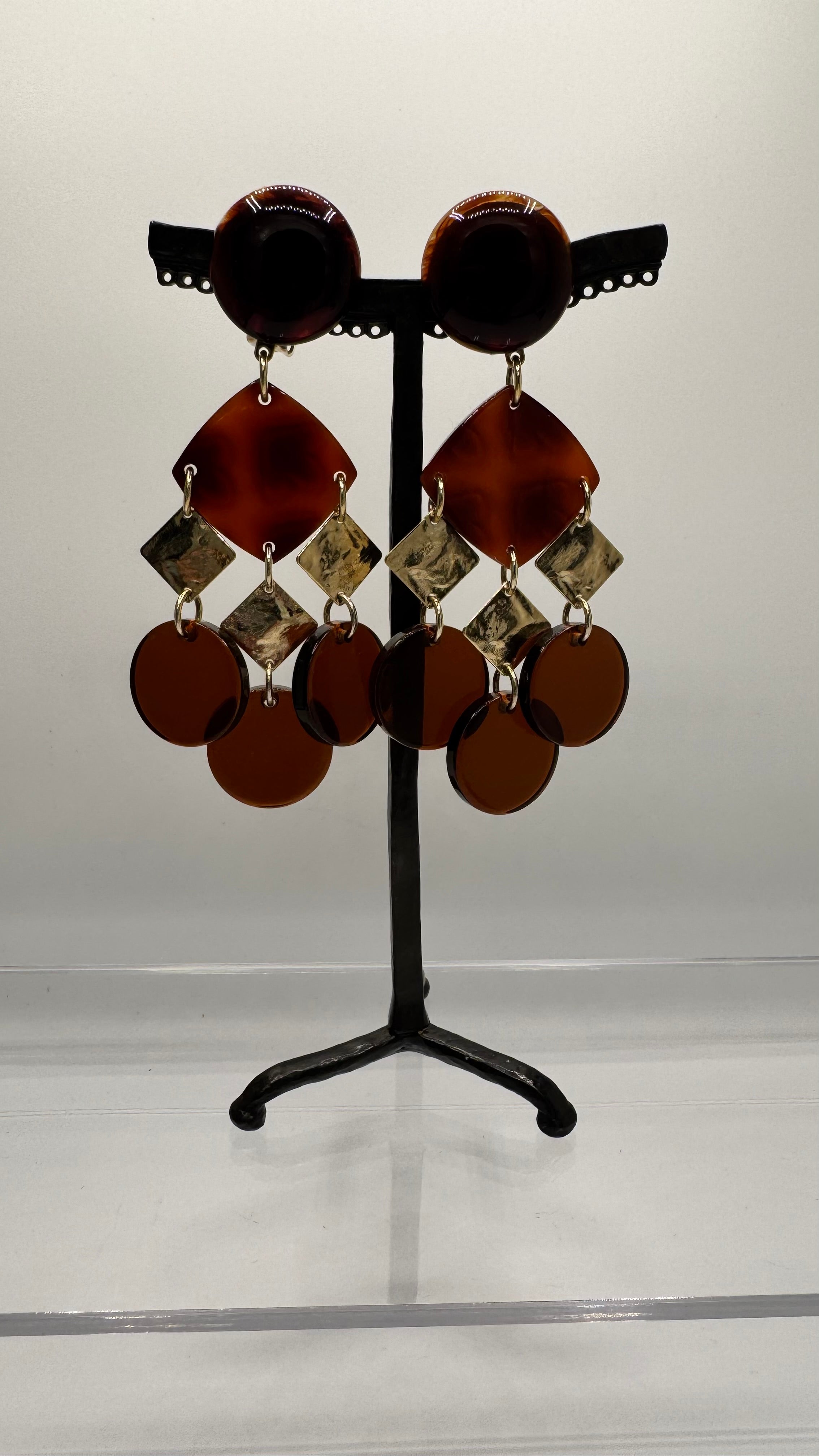 Boucles d’oreilles à clip, pampilles acétate de cellulose ambre et acier rhodié or, modèle taille moyenne et léger