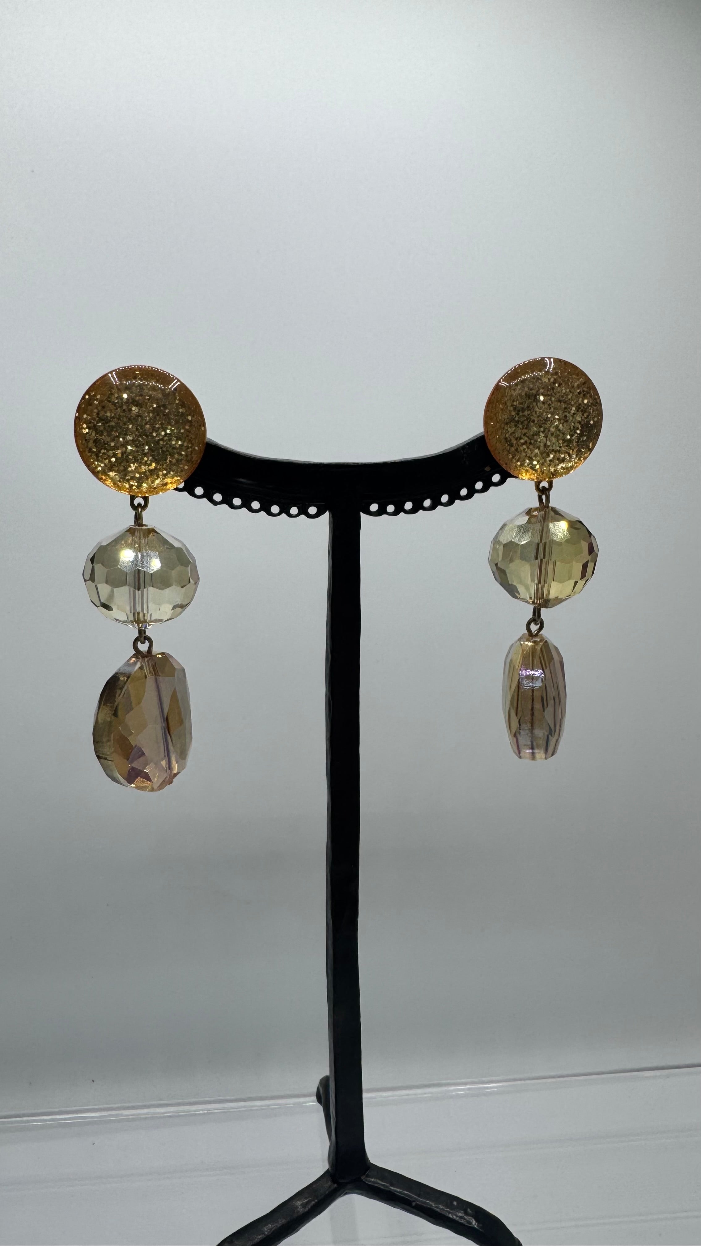 Boucles d’oreilles à clips, cristal et résine couleur doré, petite taille, léger