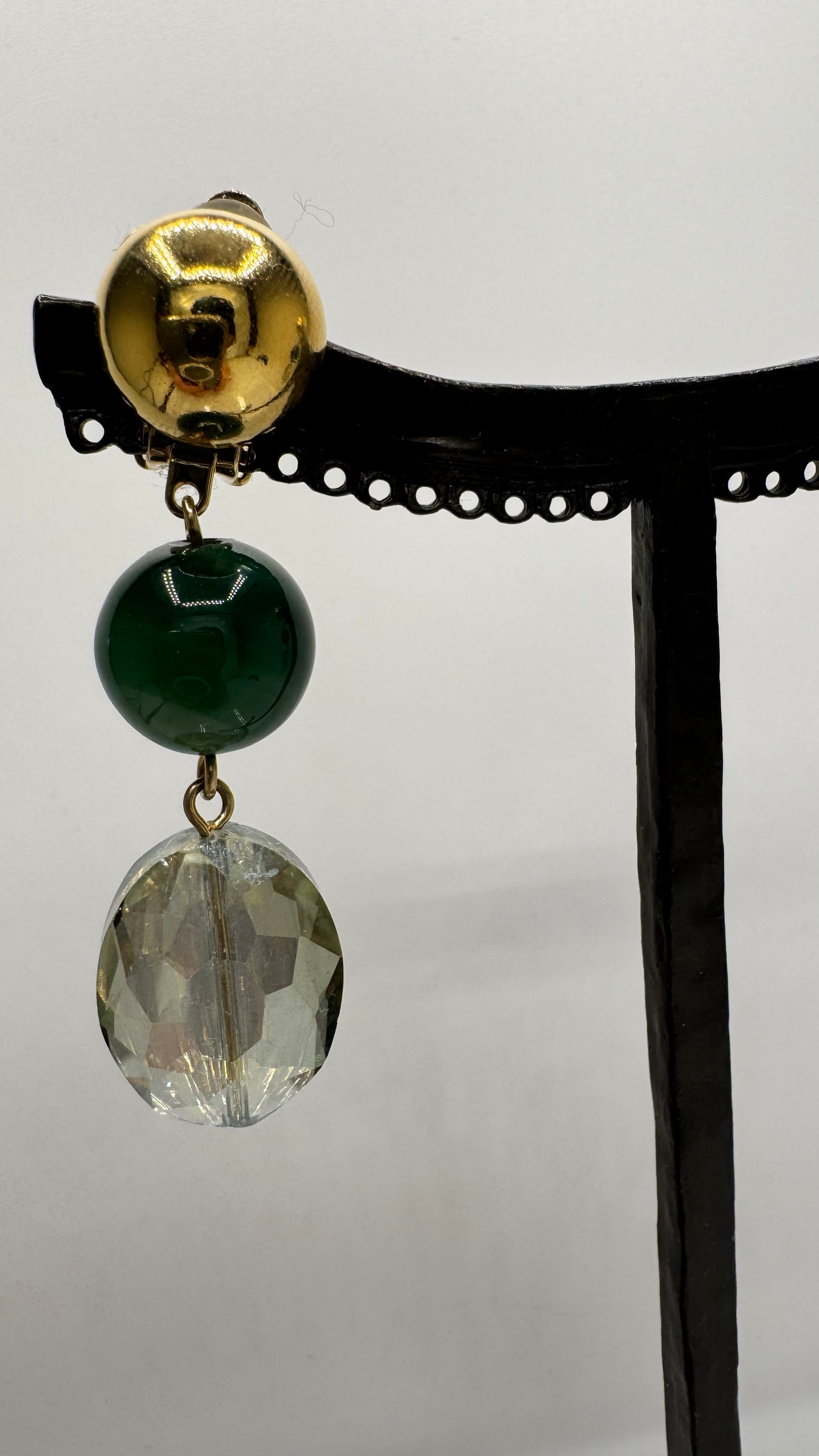 Boucles d’oreilles à clips, résine, cristal et cabochon rhodié or, petit modèle, léger