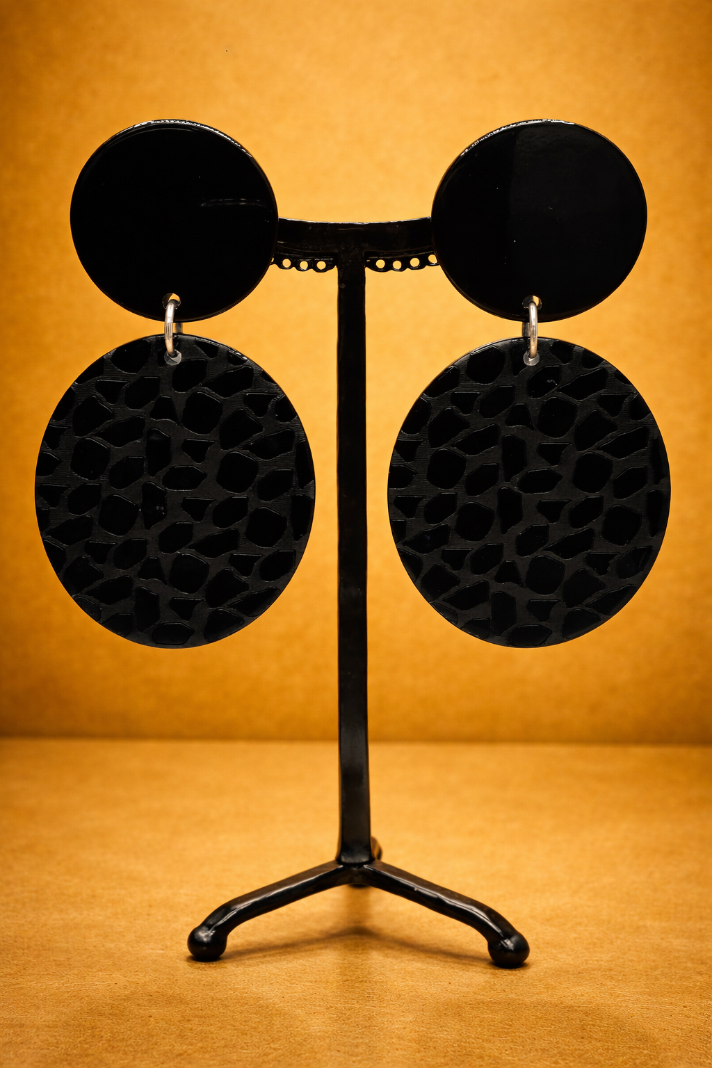 Boucles d’oreilles à clip, résine, noire effet girafe, modèle taille moyenne