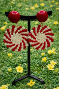 Boucles d’oreilles à clous, raphia et résine rouge et naturel, petit modèle, léger