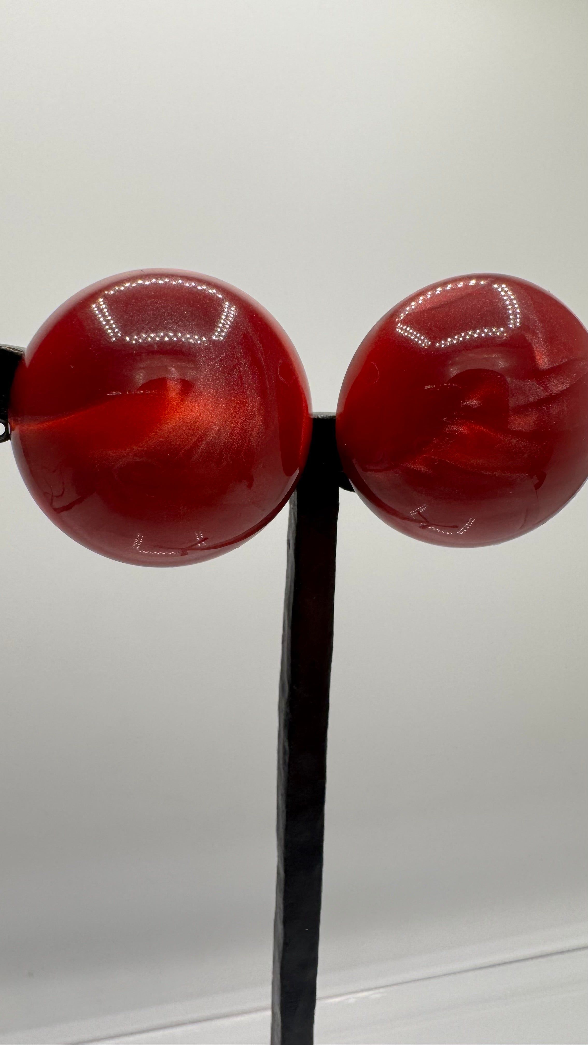 Boucles d’oreilles à clips, rainball résine marbré rouge, taille moyen, léger