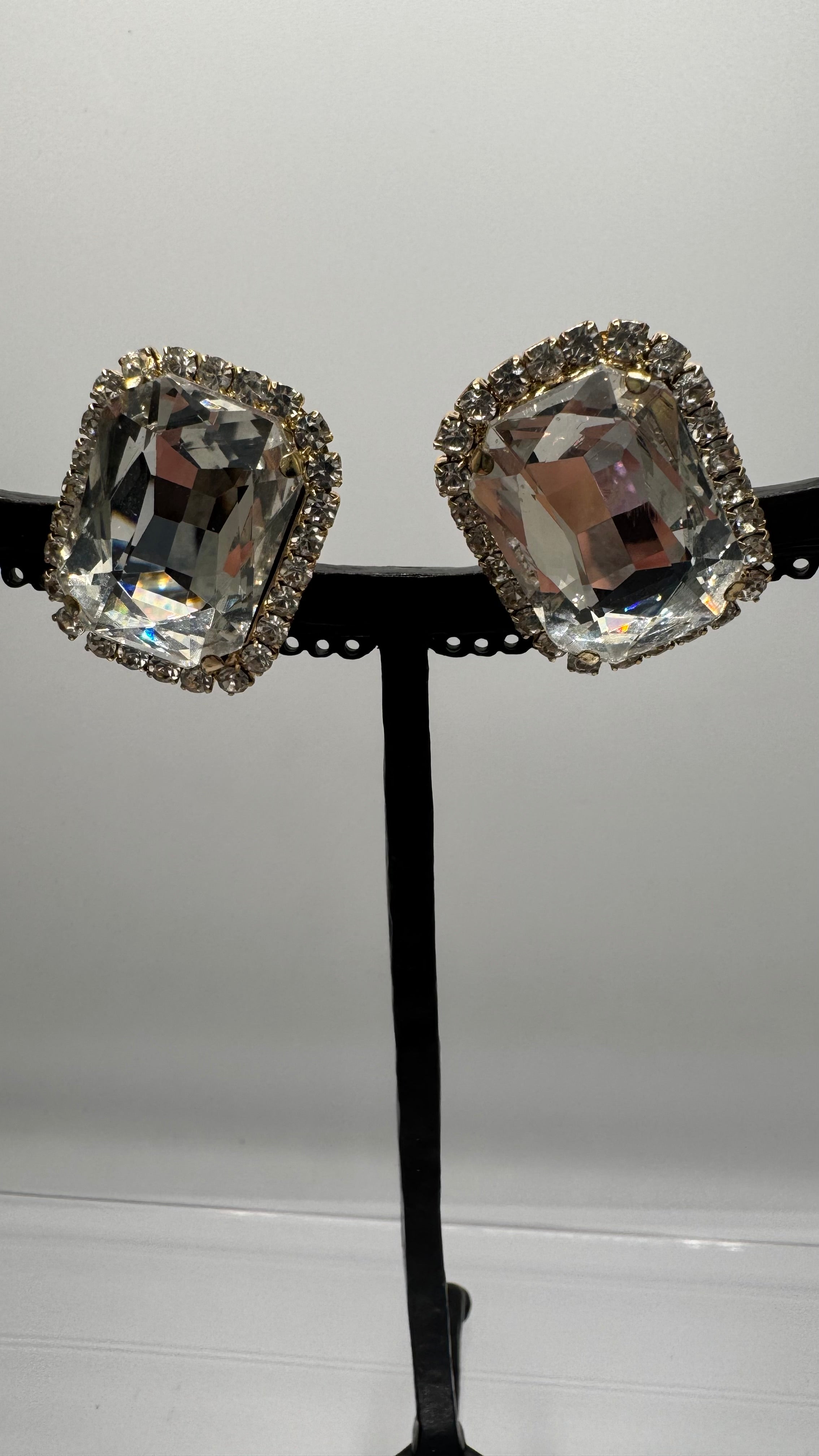 Boucles d’oreilles à clips, strass monté sur or rhodié, taille moyen