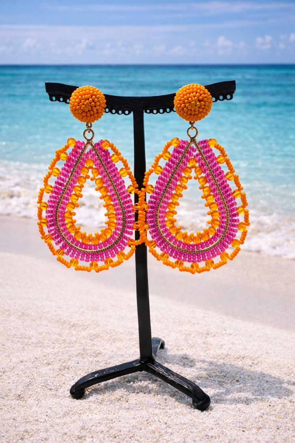 Boucles d’oreilles à clous, perles orange et fushia, taille moyenne