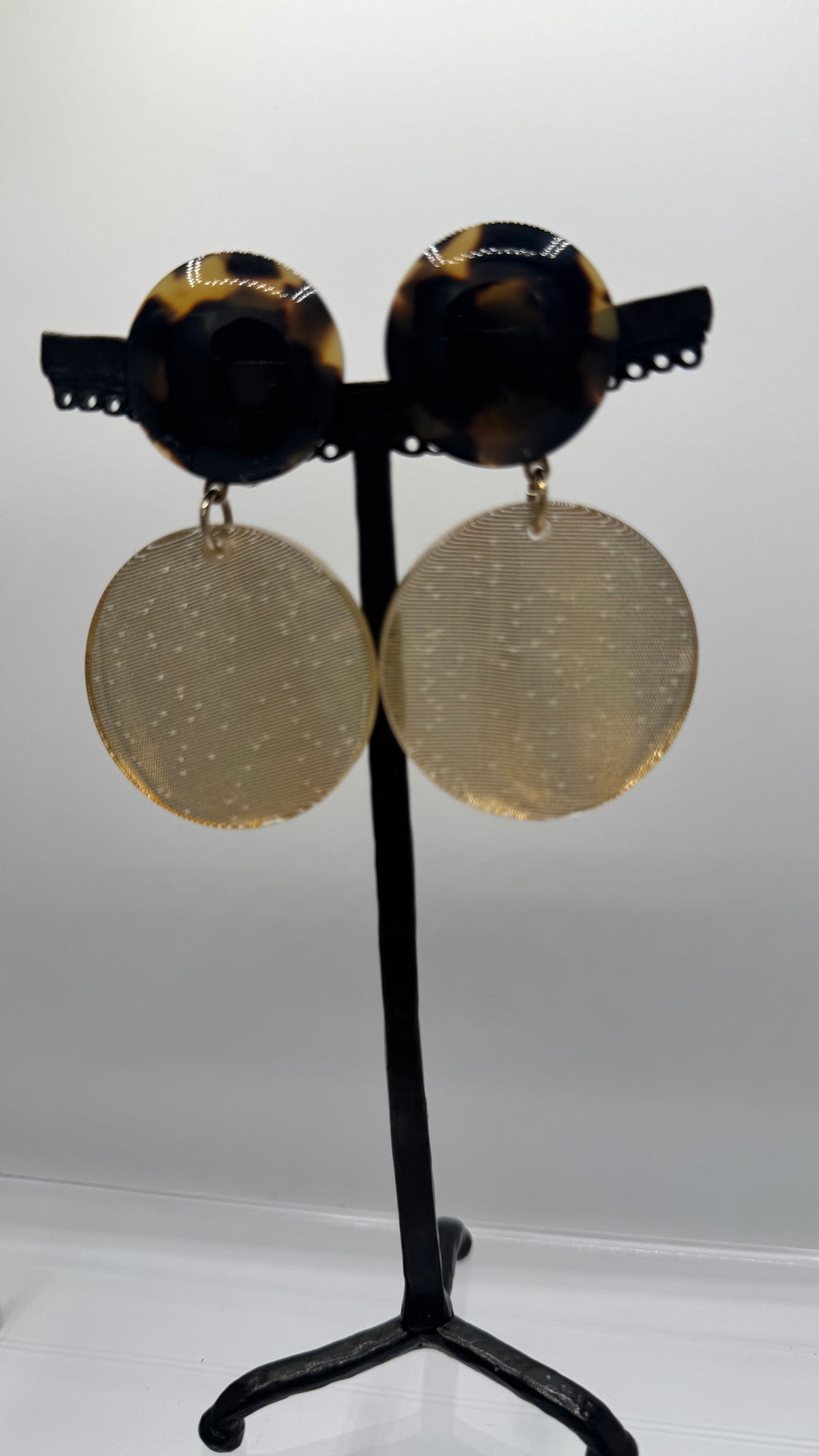 Boucles d’oreilles à clip, cabochon résine Tokyo, pendant acétate de cellulose doré, modèle taille moyenne et léger