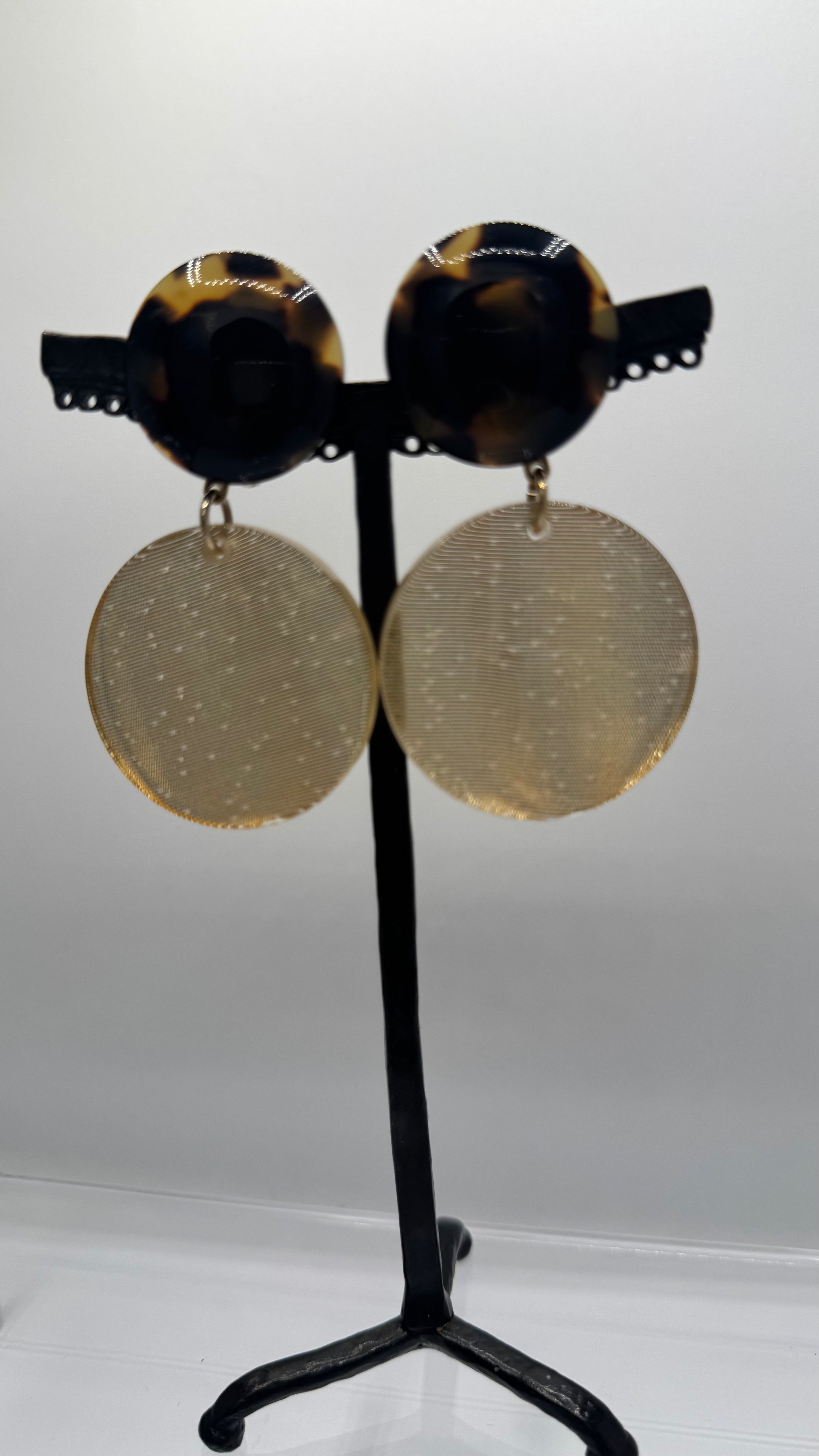 Boucles d’oreilles à clip, cabochon résine Tokyo, pendant acétate de cellulose doré, modèle taille moyenne et léger