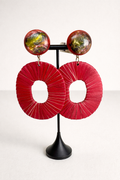 Boucles d’oreilles à clip, grande taille, cuir rouge, cabochon effet marbre.