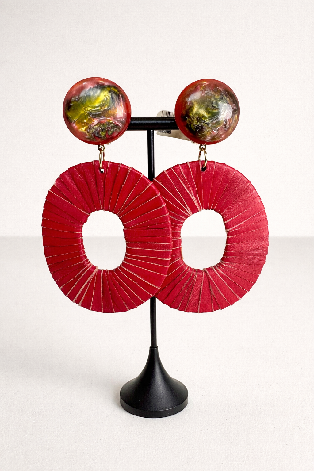 Boucles d’oreilles à clip, grande taille, cuir rouge, cabochon effet marbre.