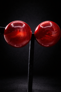 Boucles d’oreilles à clips, rainball résine marbré rouge, taille moyen, léger