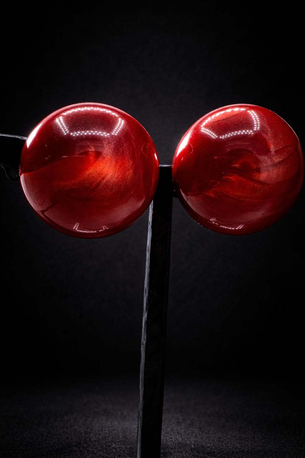 Boucles d’oreilles à clips, rainball résine marbré rouge, taille moyen, léger