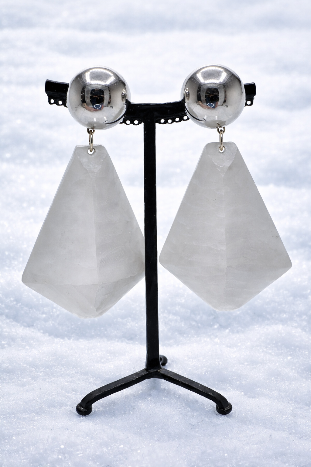 Boucles d’oreilles à clips, résine façon glaçon et cabochon rhodié argent, grand modèle