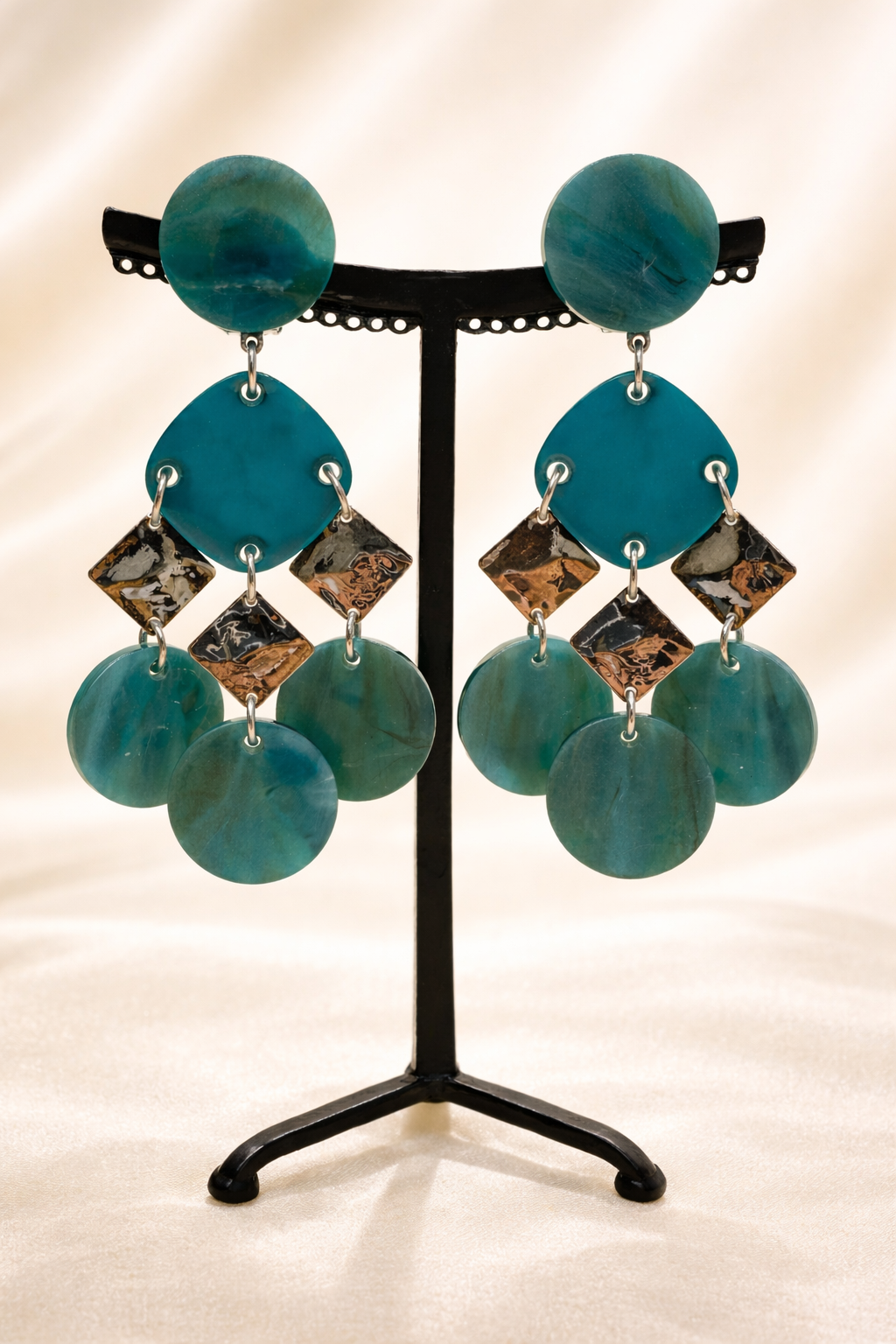 Boucles d’oreilles à clips, pampilles acétate de cellulose et métal rhodié argent, longue et légère
